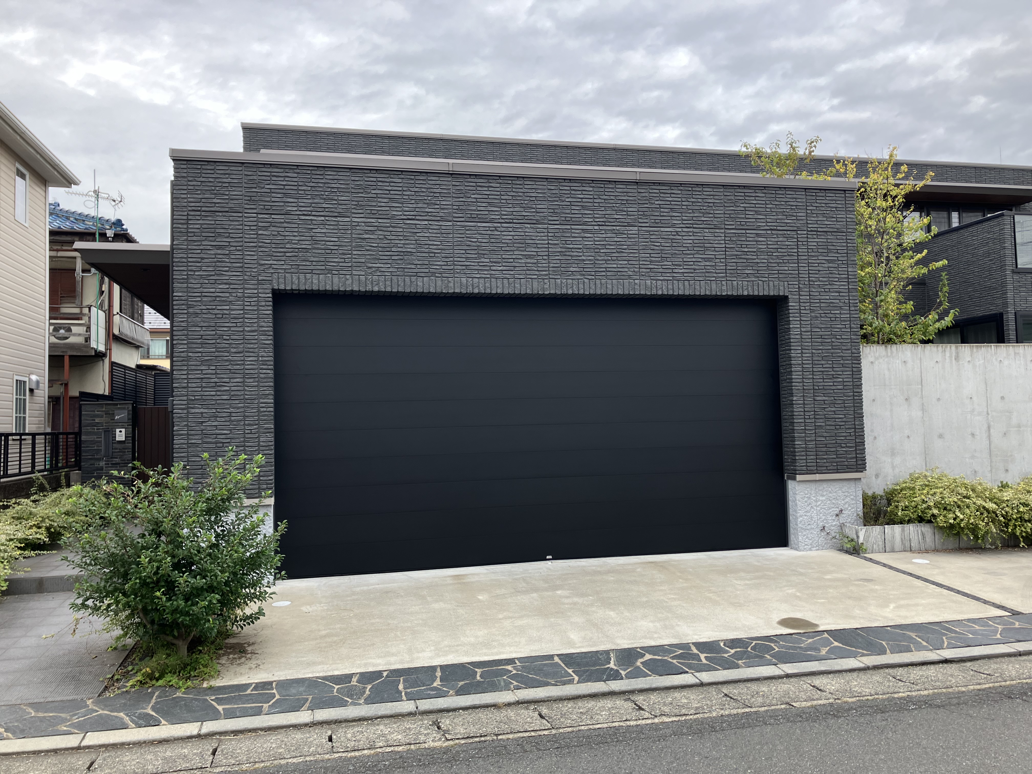 建物の外観や車体カラーをブラックに統一することで個性的で存在感のあるガレージに